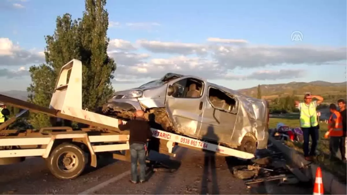 Suşehri\'nde Trafik Kazası: 8 Yaralı