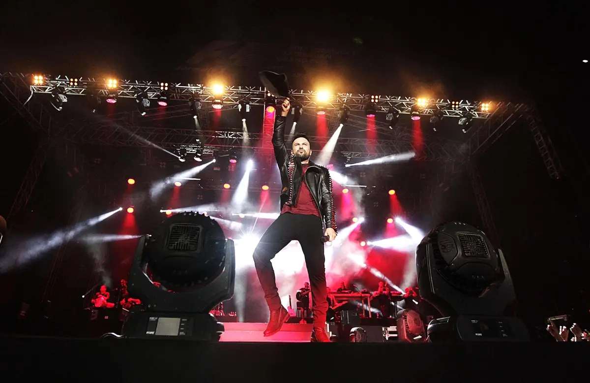 Tarkan, Bakü\'de 20 Bin Kişiye Konser Verdi