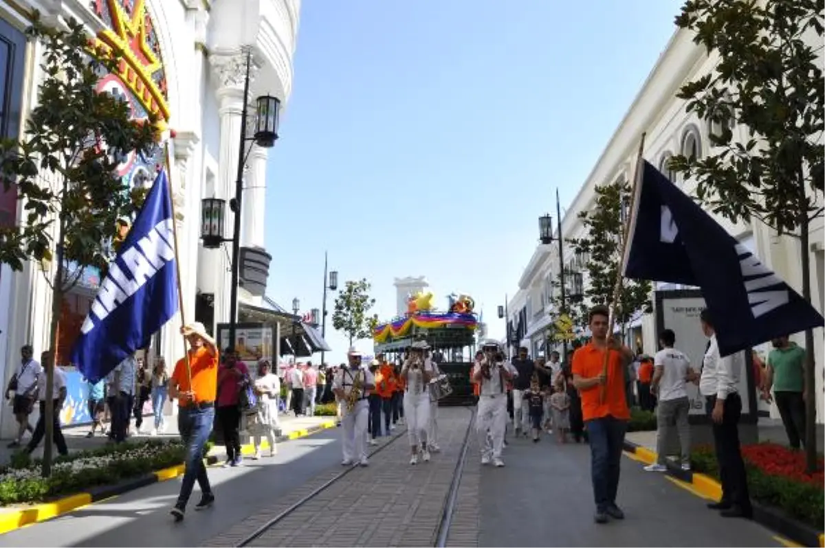 Vıaland\'de Bayram Coşkusu Renkli Kortej Eşliğinde Kutlanıyor