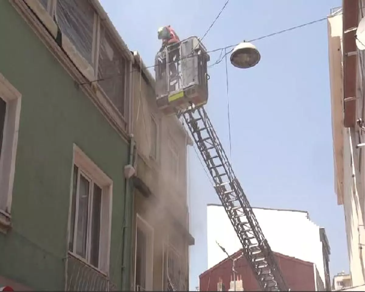 Yangın Çıktı Mahalleli Sokağa Döküldü