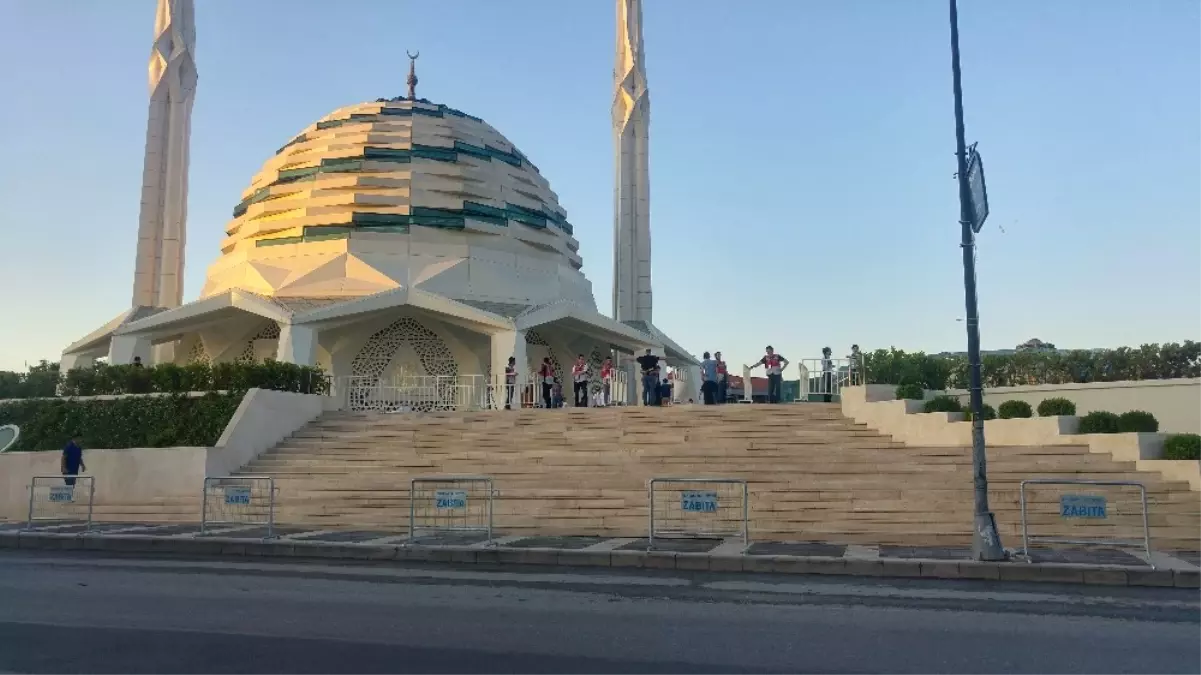 11\'inci Cumhurbaşkanı Abdullah Gül, Bayram Namazını Marmara İlahiyat Camii\'nde Kıldı