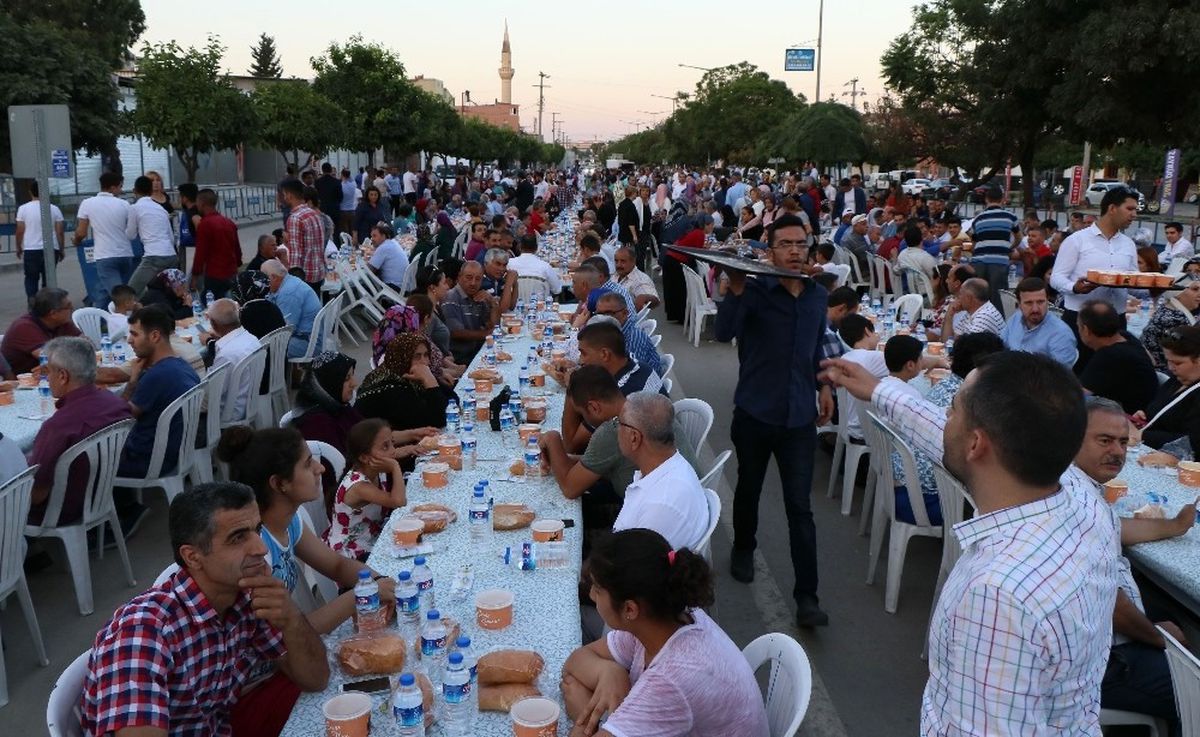 AK Parti Adana İl Başkanlığı\'ndan İftar Yemeği