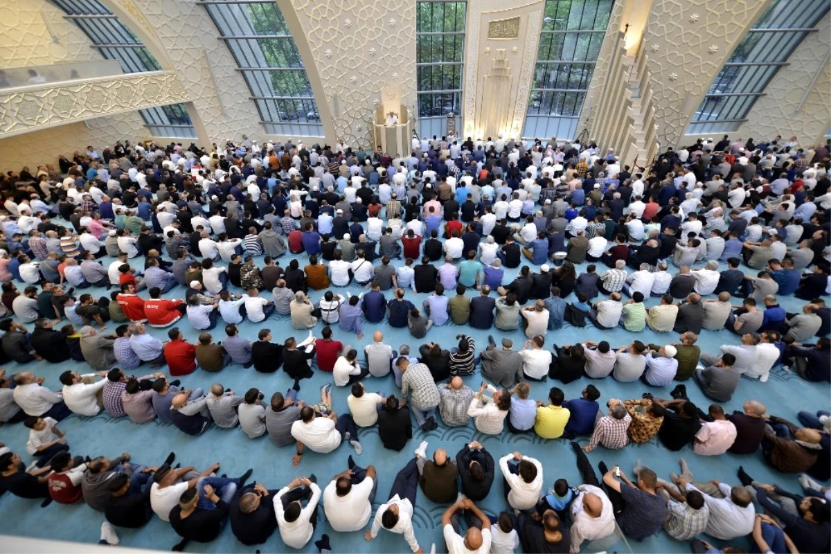Almanya, Köln Ditib Merkez Camii\'nde İlk Bayram Namazı Eda Edildi