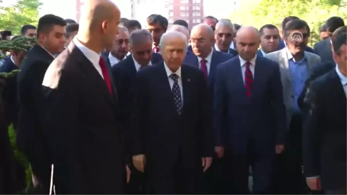 Bahçeli, Türkeş\'in Kabrini Ziyaret Etti