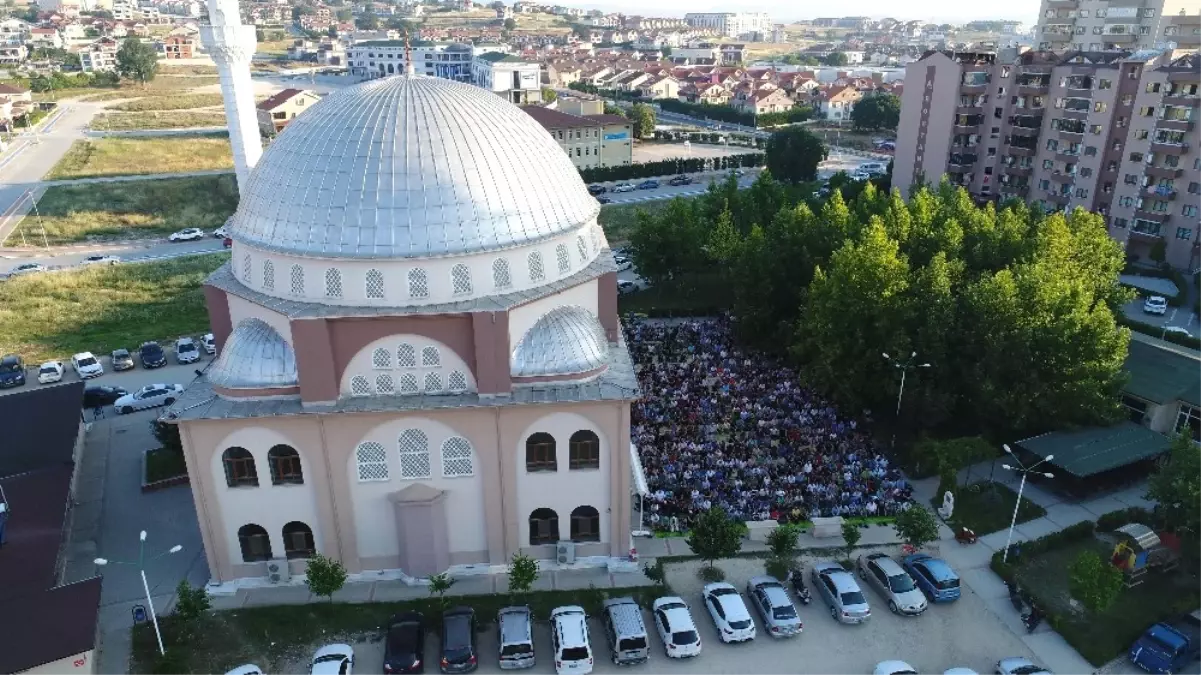 Bayram Namazında Camiler Doldu Vatandaş Sokağa Taştı