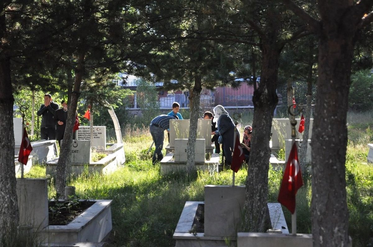 Bayram Sabahı Mezarlıklar Ziyaretçilerle Doldu
