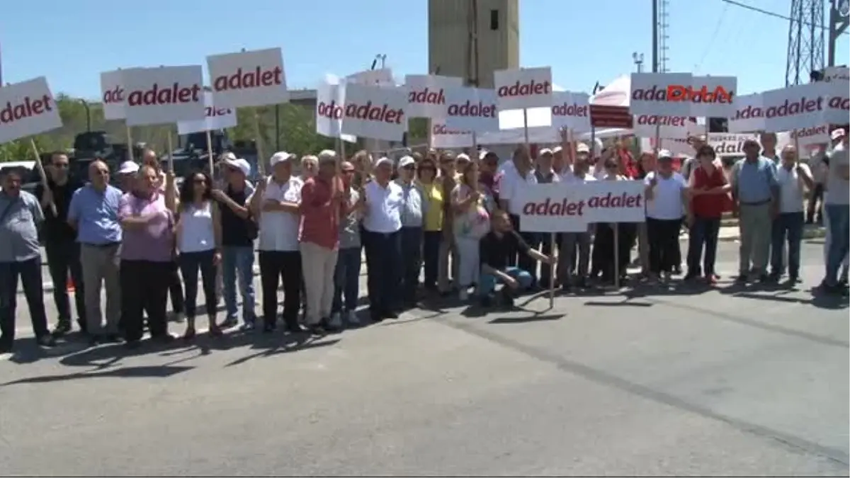 Bayramda da Maltepe Cezaevi Önünde "Adalet Nöbeti"