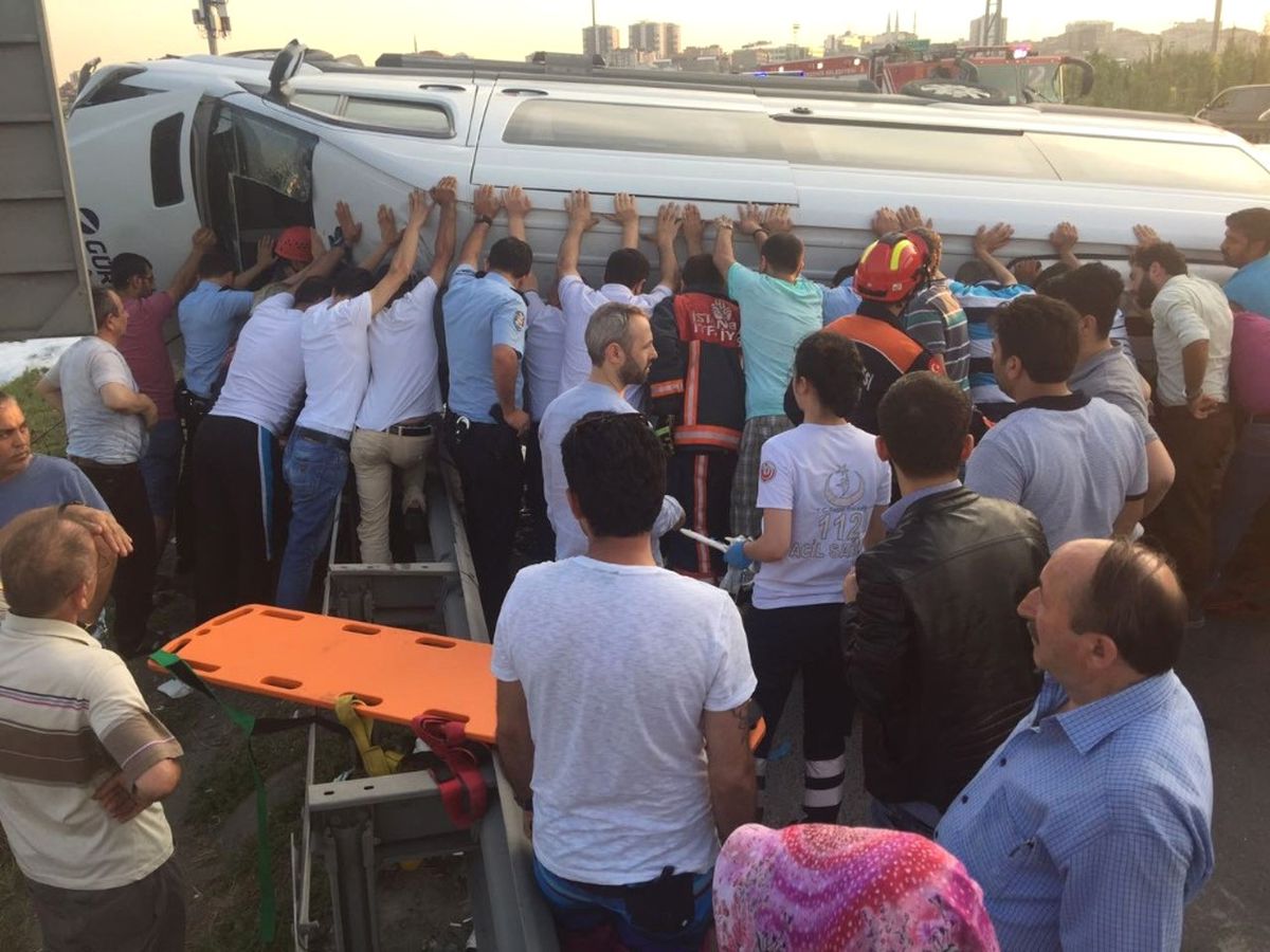Cenazeye Giden Servis Minibüsü Takla Attı: 15 Yaralı