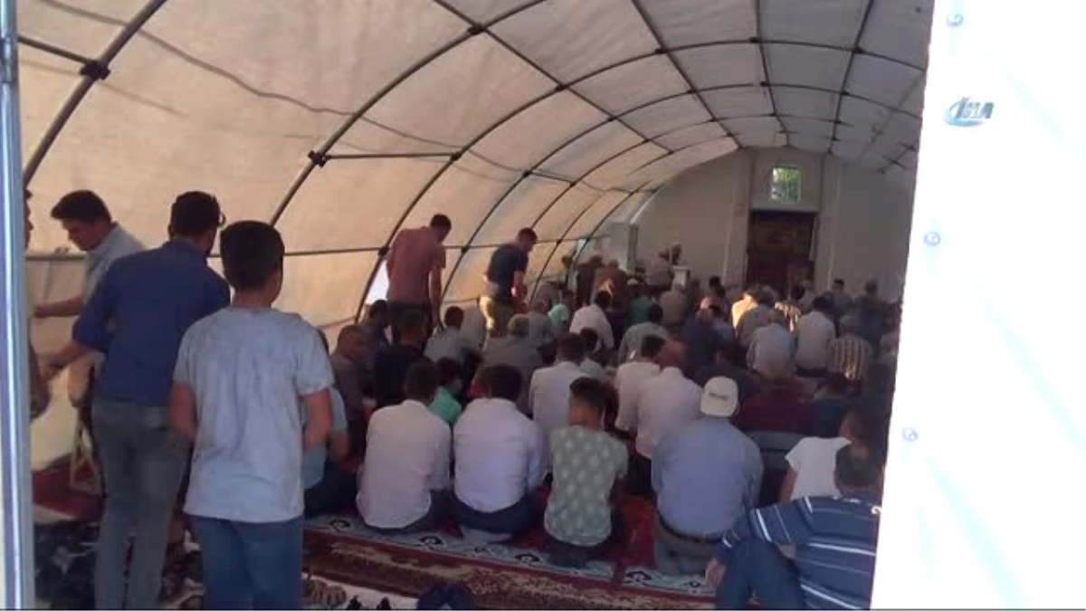 Depremzedeler Bayramı Çadır Camide Karşıladı