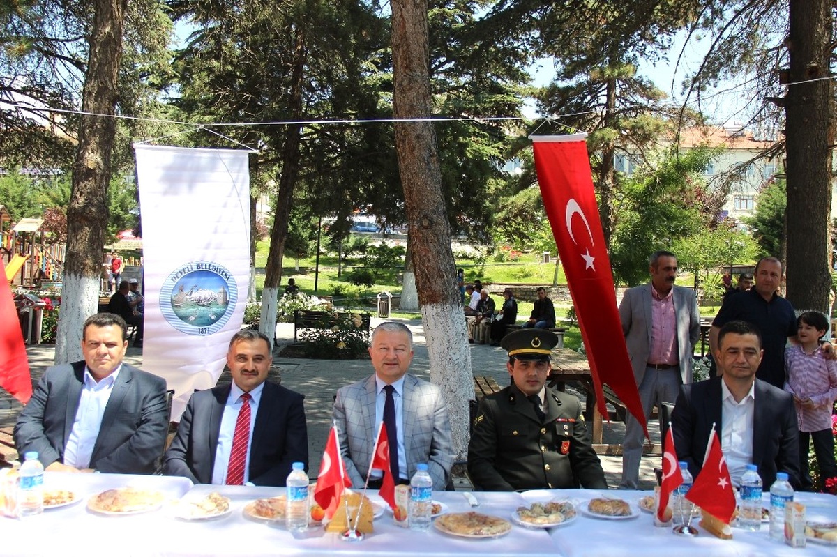 Develi\'de Bayramlaşma Cumhuriyet Meydanı\'nda Yapıldı