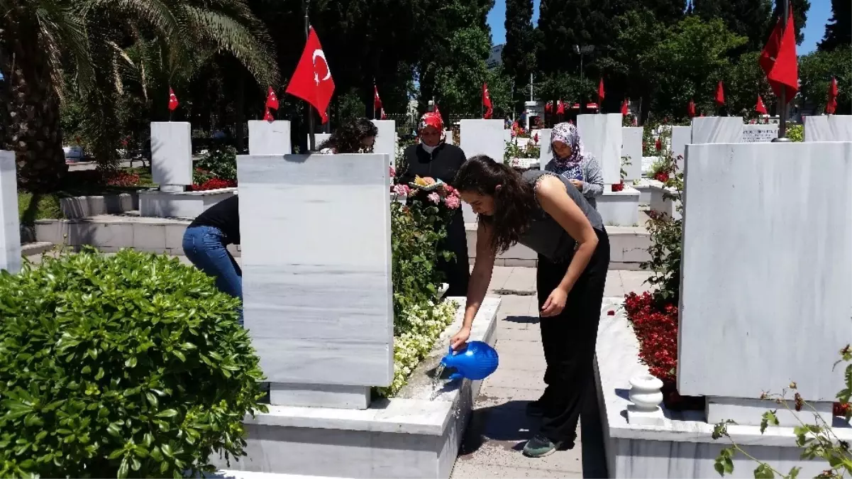 Edirnekapı Şehitliğine Ziyaretçi Akını