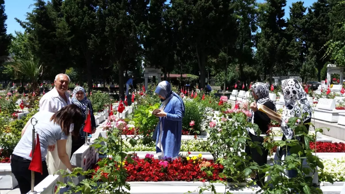 Edirnekapı Şehitliğine Ziyaretçi Akını