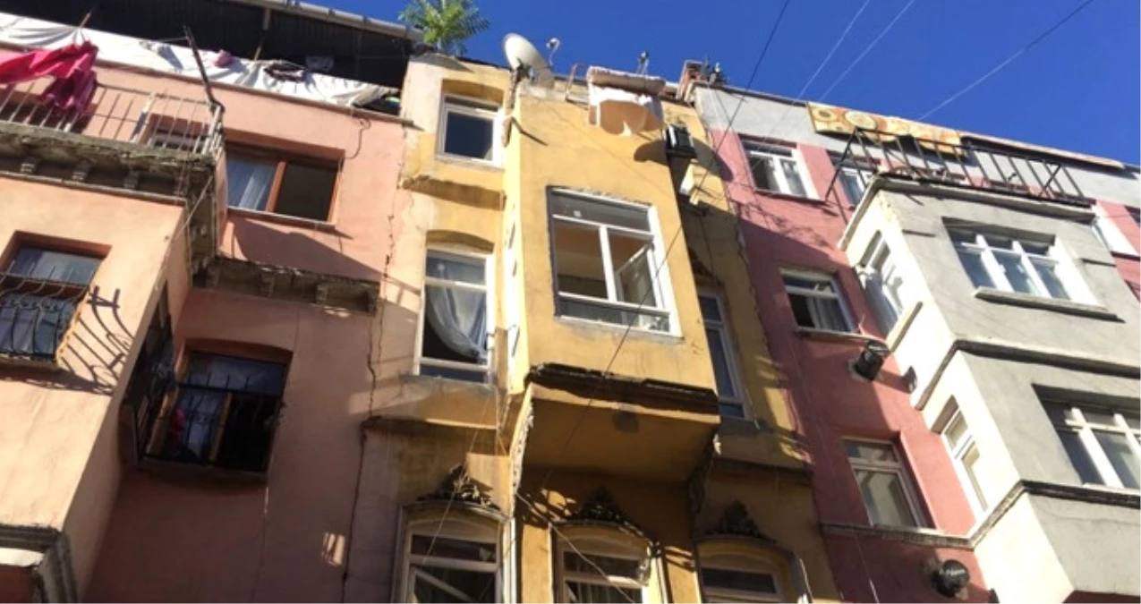 Fatih\'te Bir Bina İçerisinde Göçük: 1 Kişi Hayatını Kaybetti