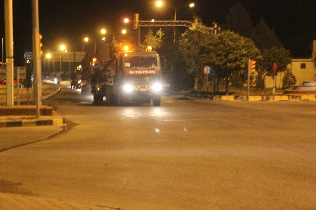 Gece Suriye Sınırına Fırtına Obüsü Sevkiyatı Yapıldı