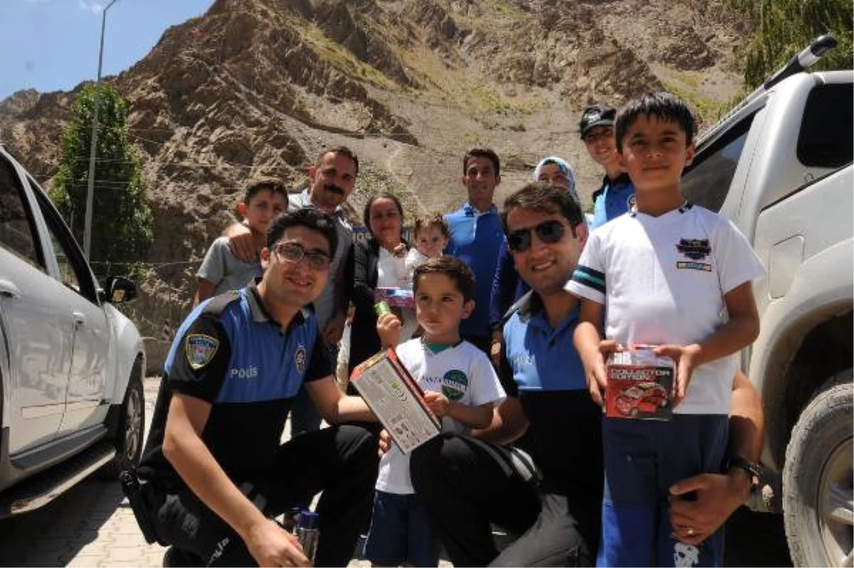 Hakkari\'de Polis Müdürü, Vatandaşlarla Kürtçe Bayramlaştı