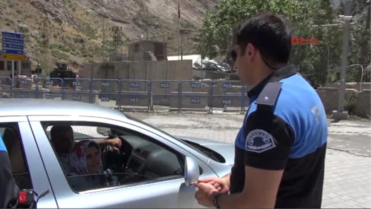 Hakkari\'de Polis Müdürü, Vatandaşlarla Kürtçe Bayramlaştı