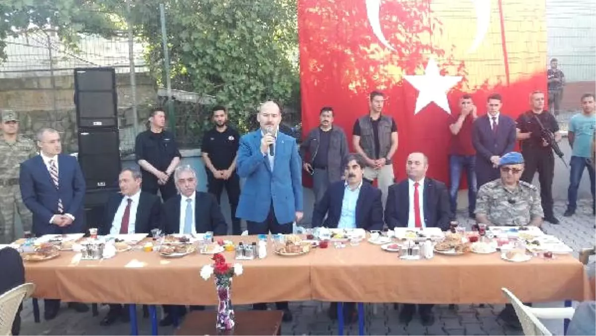 İçişleri Bakanı Soylu Bayram Namazını Çukurca\'da Kıldı (2)