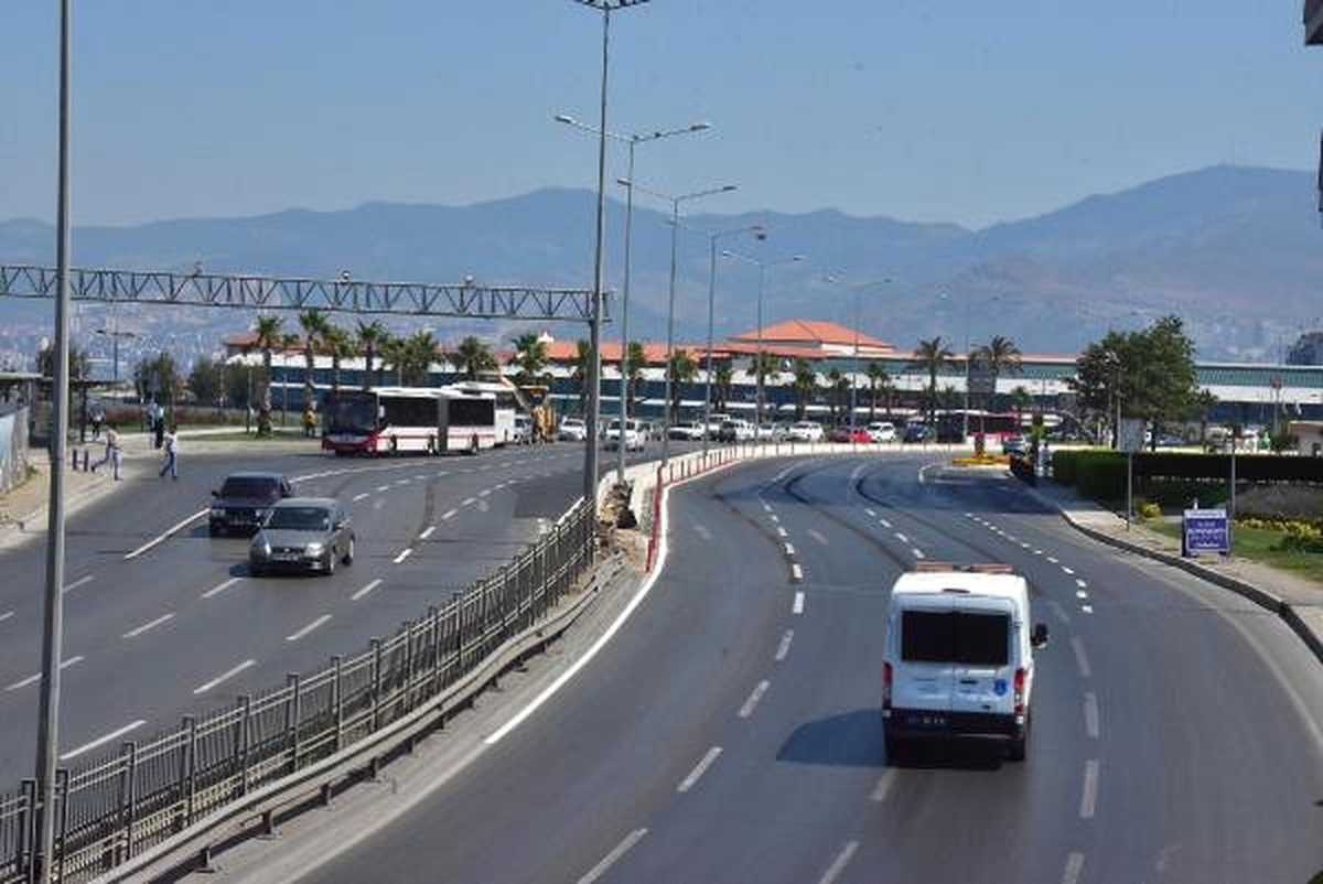İzmir\'de Meydanlar ve Yollar Tenha, Sahiller ve Havuzlar Doldu