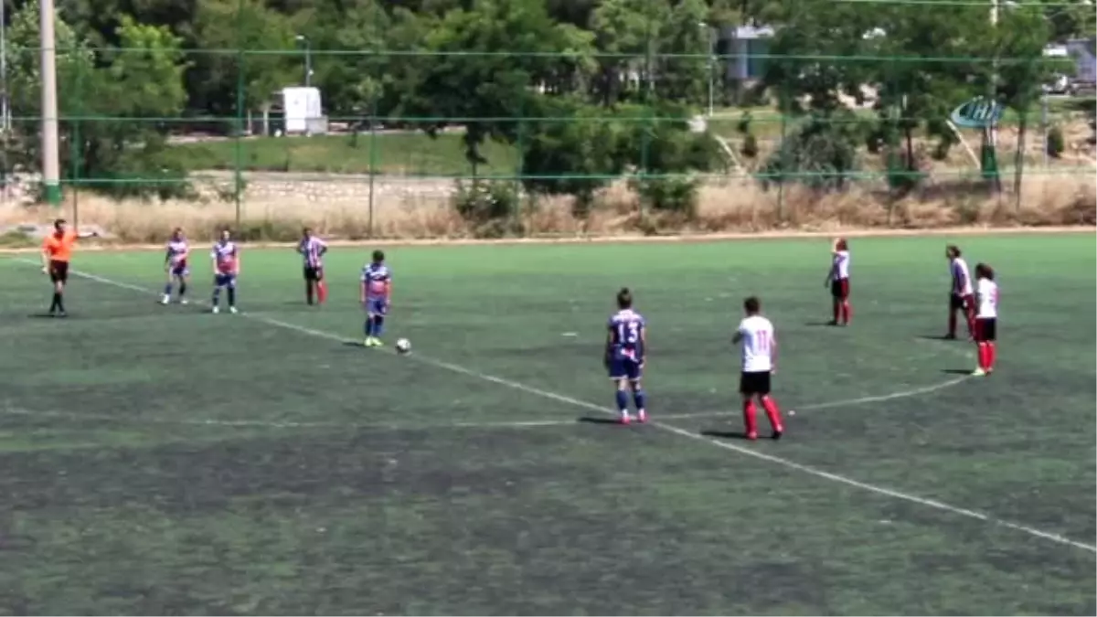 Kadın Futbolcular Hakemi Kovaladı