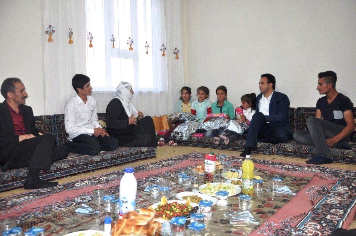 Kaymakam Dundar\'dan Yetim Kardeşlere Sürpriz Ziyaret