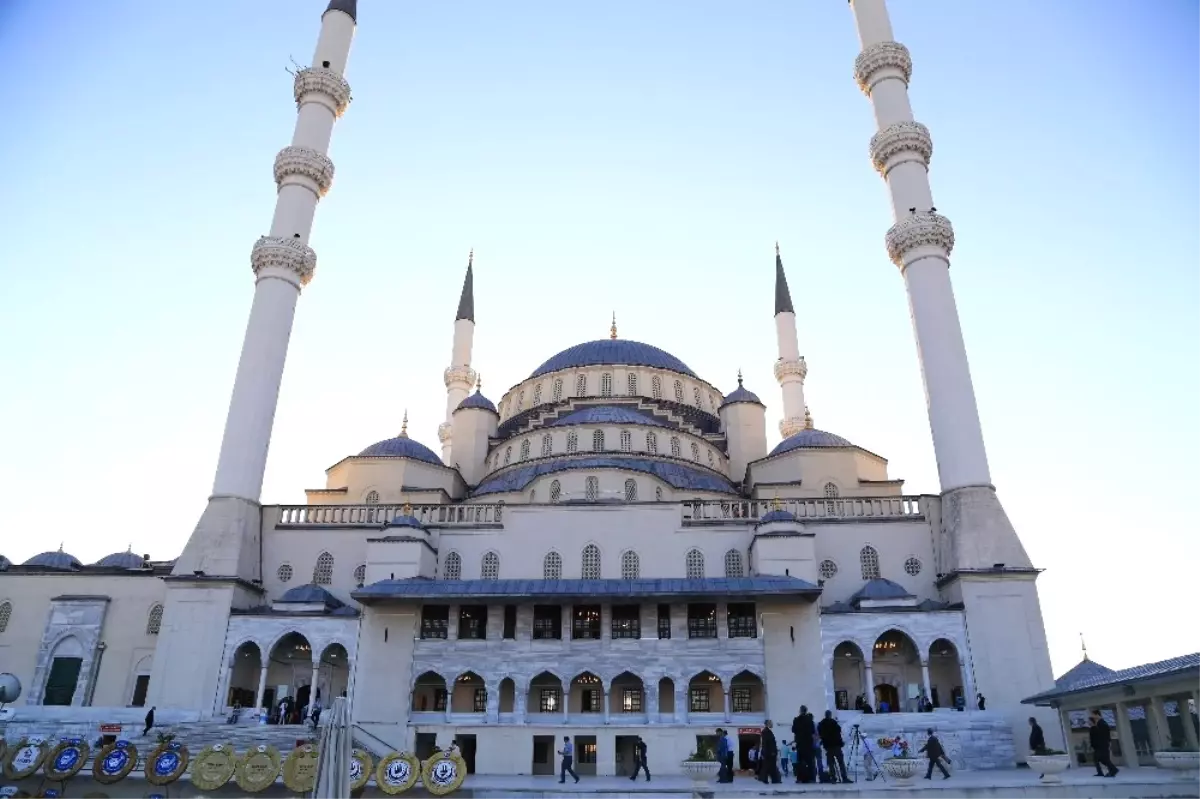 Kocatepe Camii\'nde Ramazan Bayramı Coşkusu