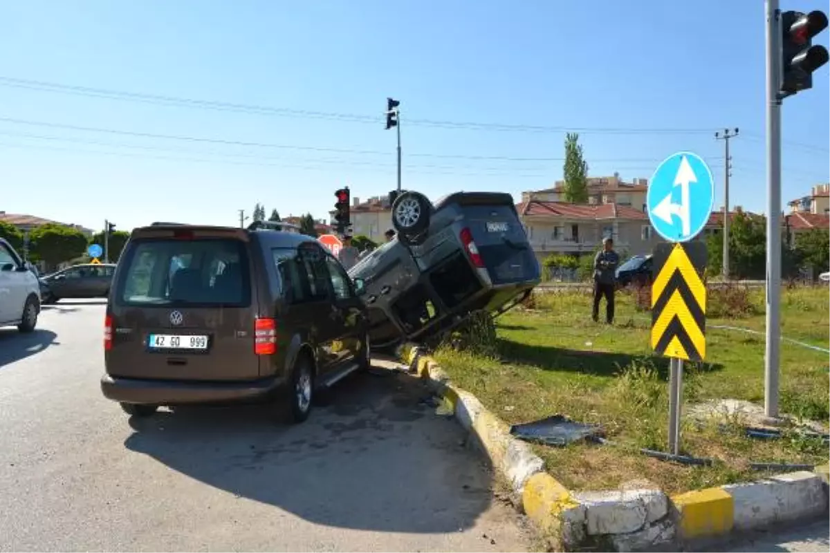 Kulu\'da İki Hafif Ticari Araç Çarpıştı: 4 Yaralı