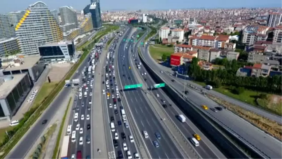 Mahmutbey Gişelerinde Bayram Trafiği Havadan Görüntülendi