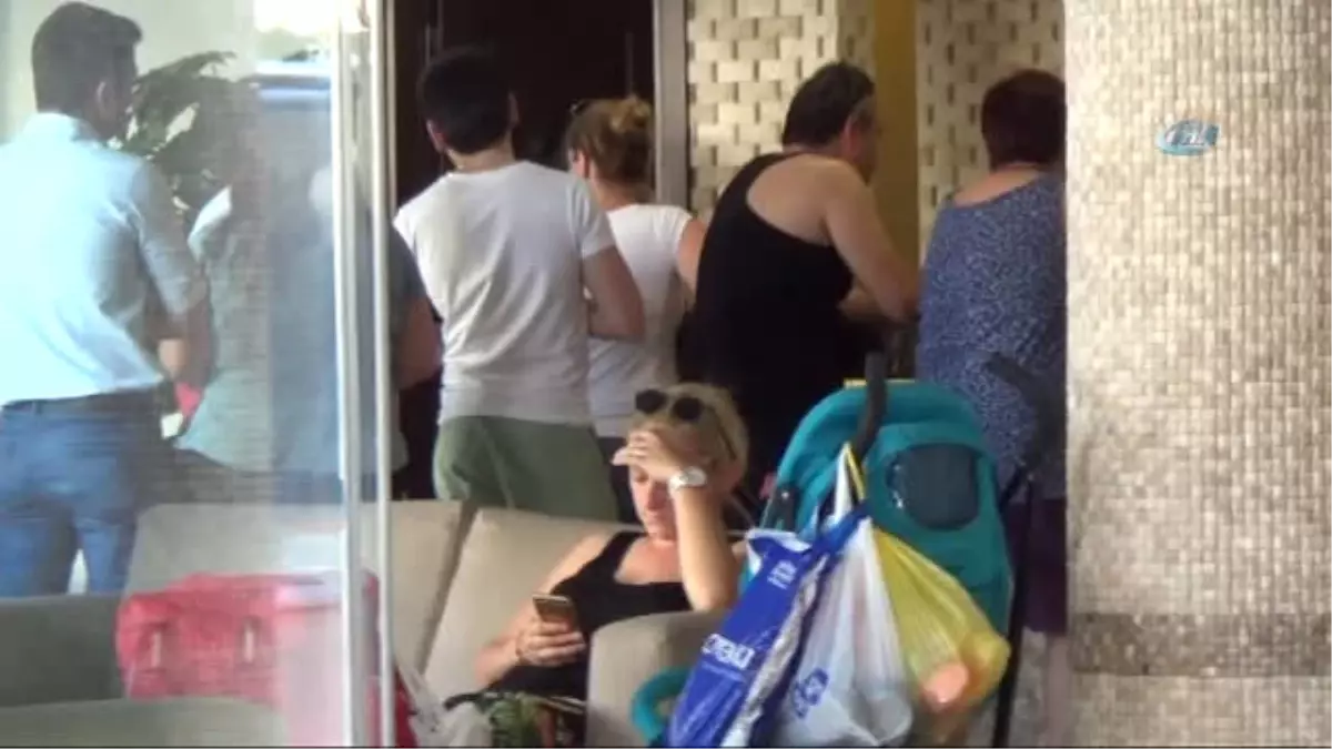 Marmaris\'te Otel Rezervasyonu Skandalı... Tatilciler Sokakta Kaldı