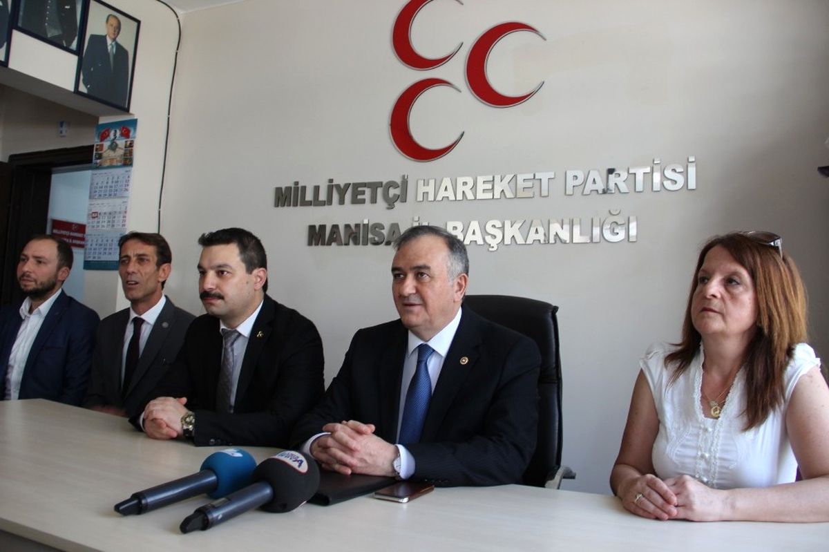 MHP\'li Akçay Kılıçdaroğlu\'nun \'Bozkurt\' İşaretini Yorumladı