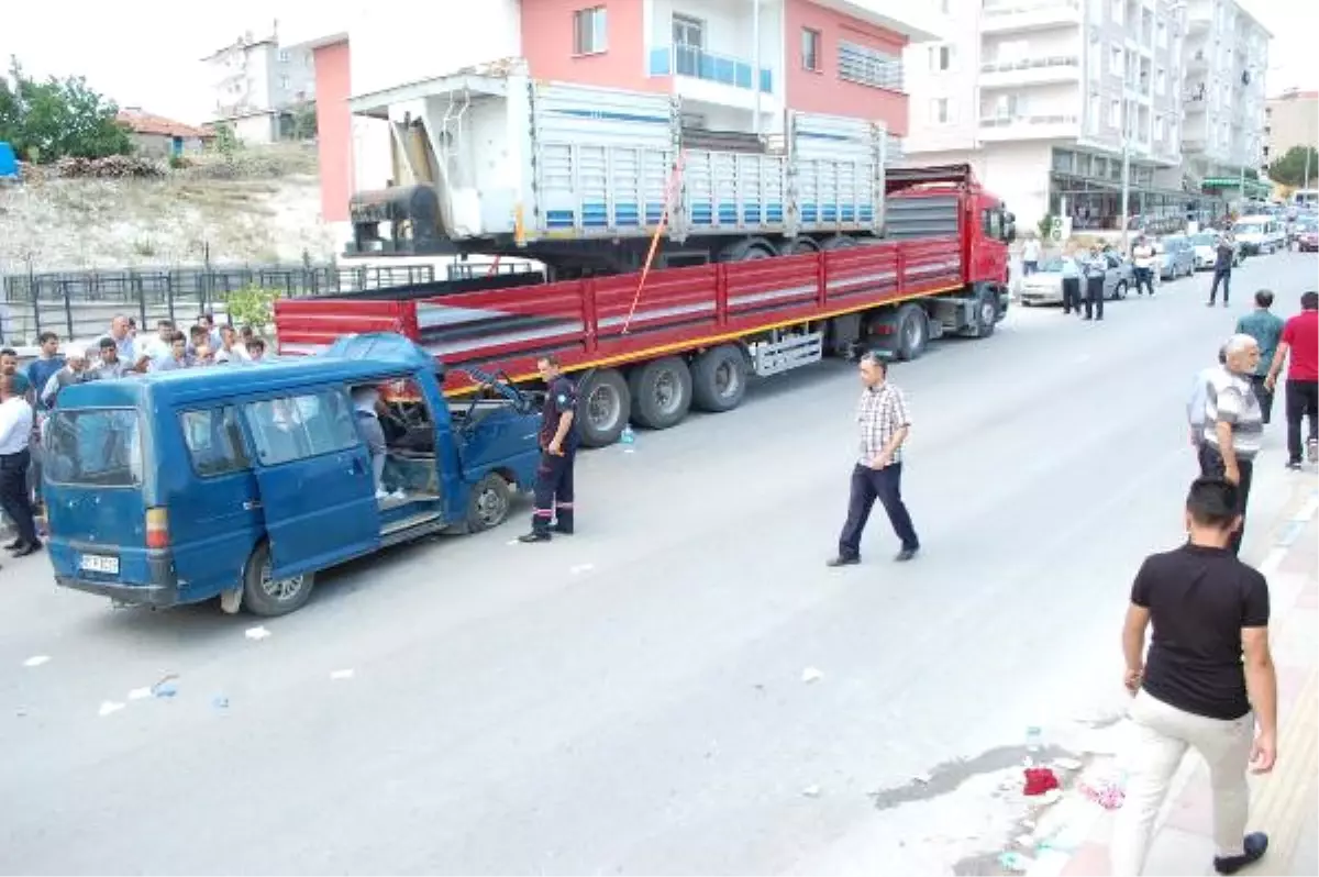 Minibüs Tır\'a Çarptı: 5 Yaralı