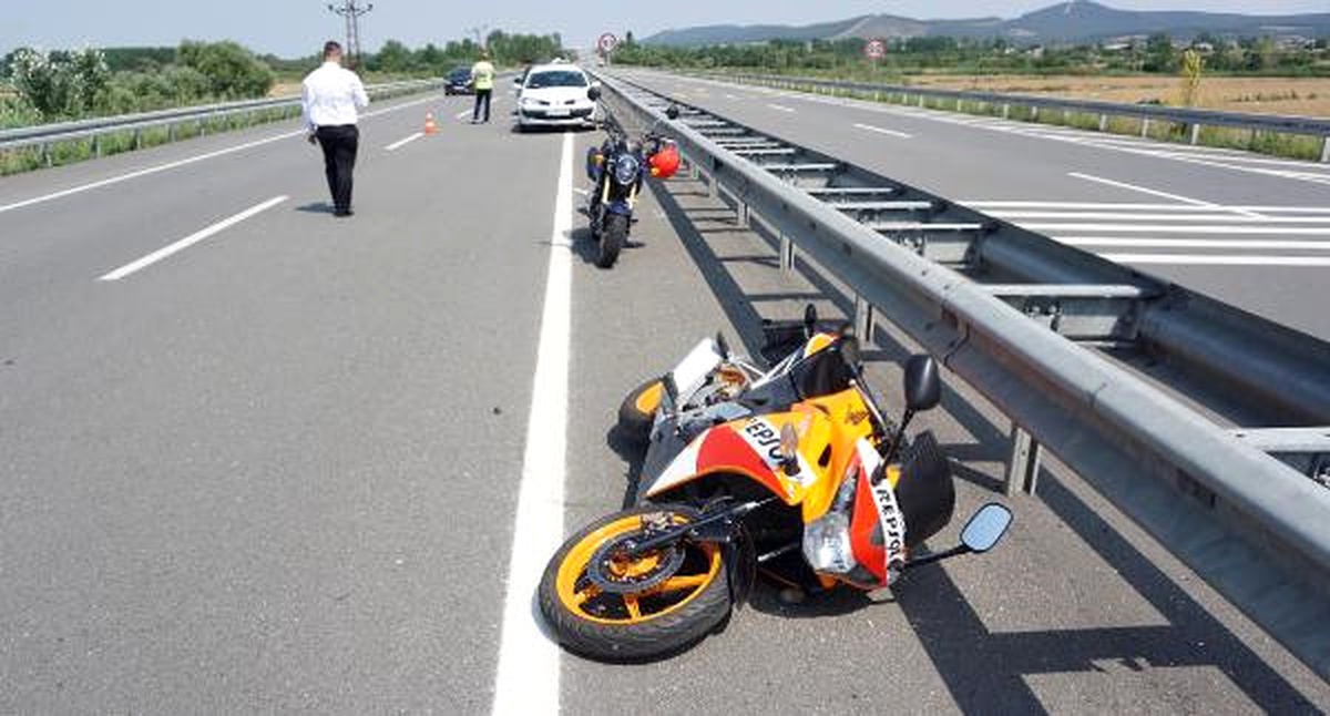 Motosiklet Refüje Çarptı: 2 Arkadaş Ağır Yaralı