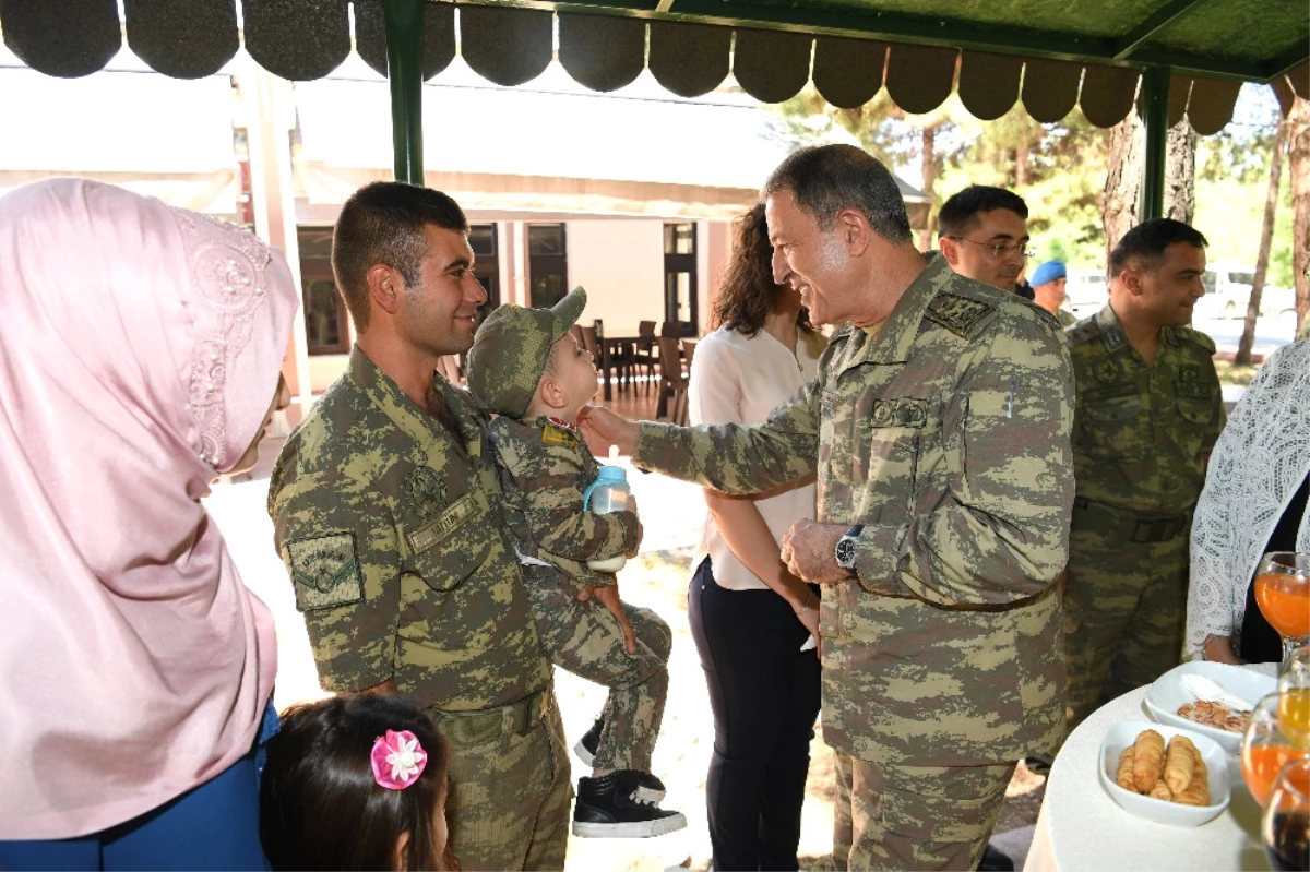 Orgeneral Akar Siirt\'te Asker ve Güvenlik Korucularıyla Bayramlaştı
