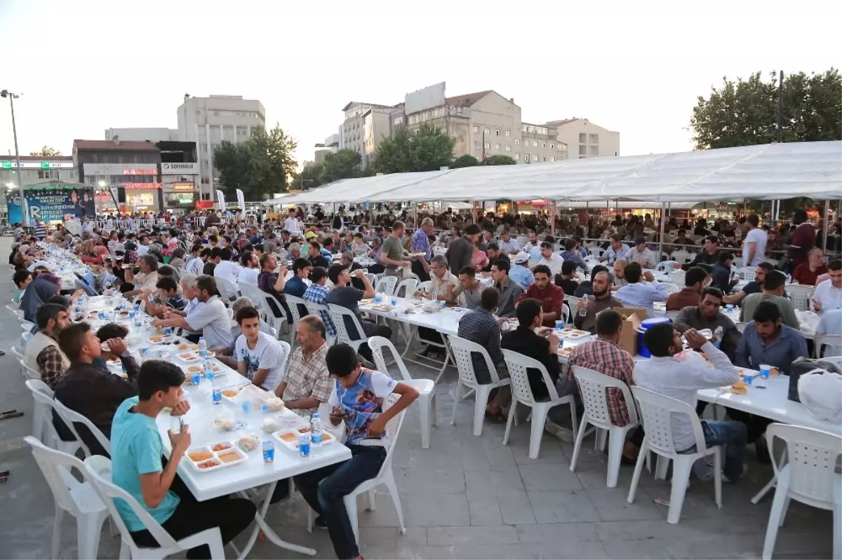 Ramazan Ayı Boyunca Yaklaşık 100 Bin Kişiye İftar Verildi