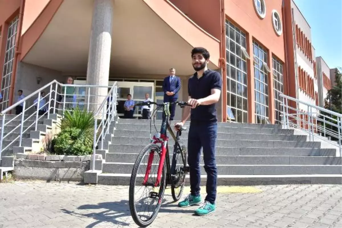 Rektör Bisikleti Çalınan Öğrenciye Bisiklet Hediye Etti
