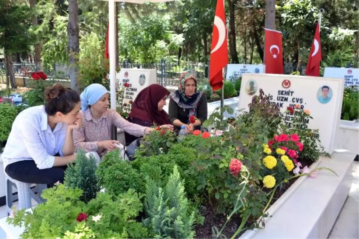 Şehit Annesi Mezar Başında Ağıt Yaktı