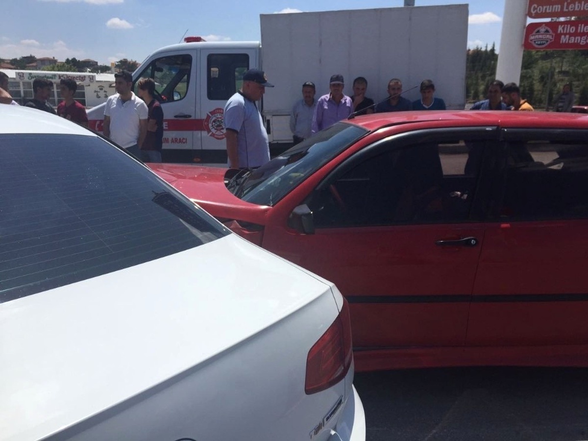 Sungurlu\'da Zincirleme Trafik Kazası: 2 Yaralı