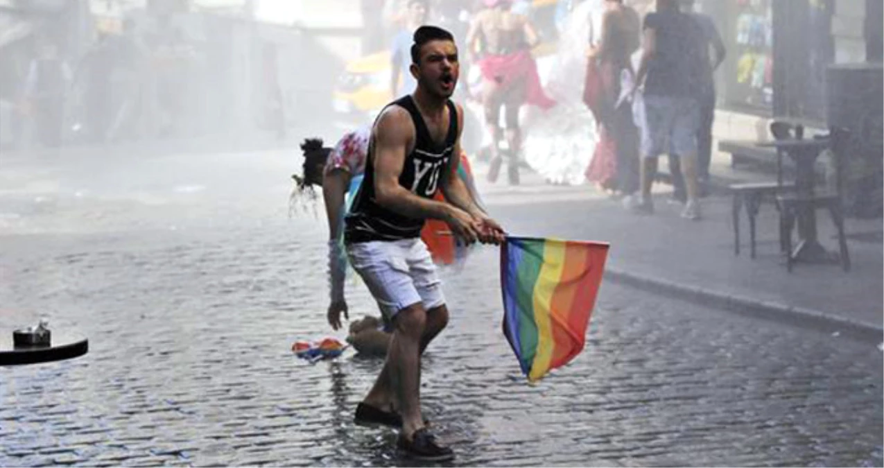Taksim\'de Polis LGBTİ\'li Gruba Müdahale Etti: 35 Kişi Gözaltına Alındı