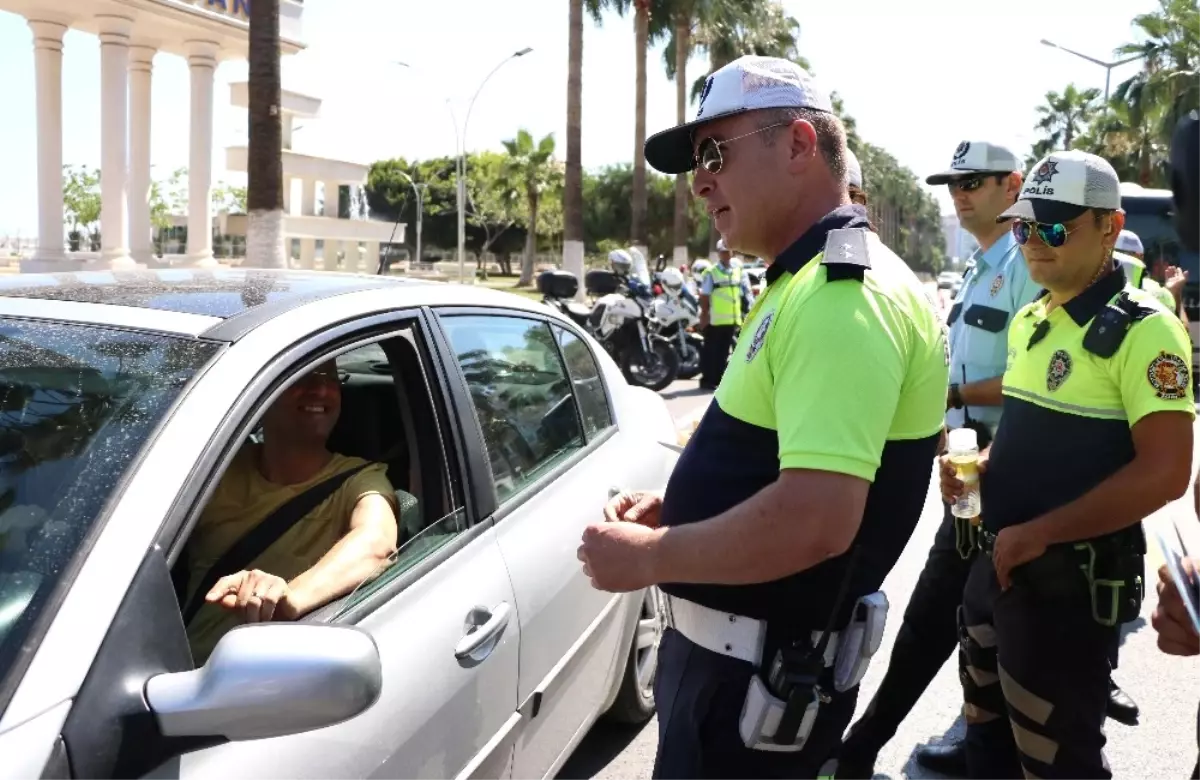 Trafik Polisleri Bu Sefer Şeker ve Lokum Dağıttı