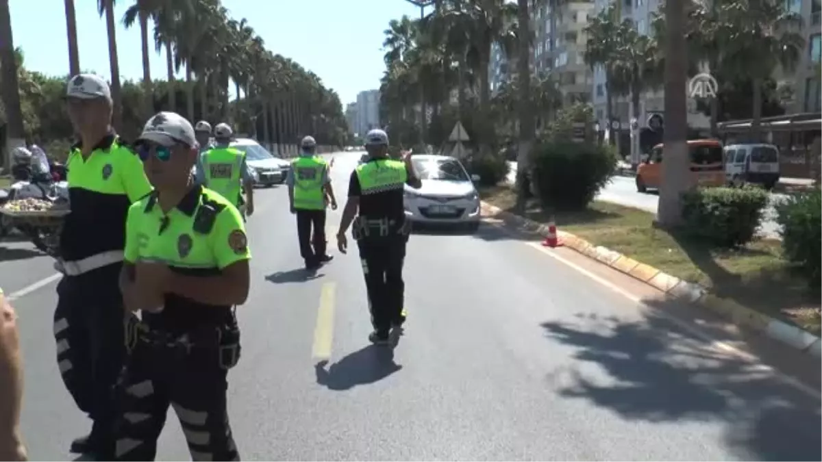 Trafik Polislerinden Sürücülere Lokum ve Şeker Ikramı