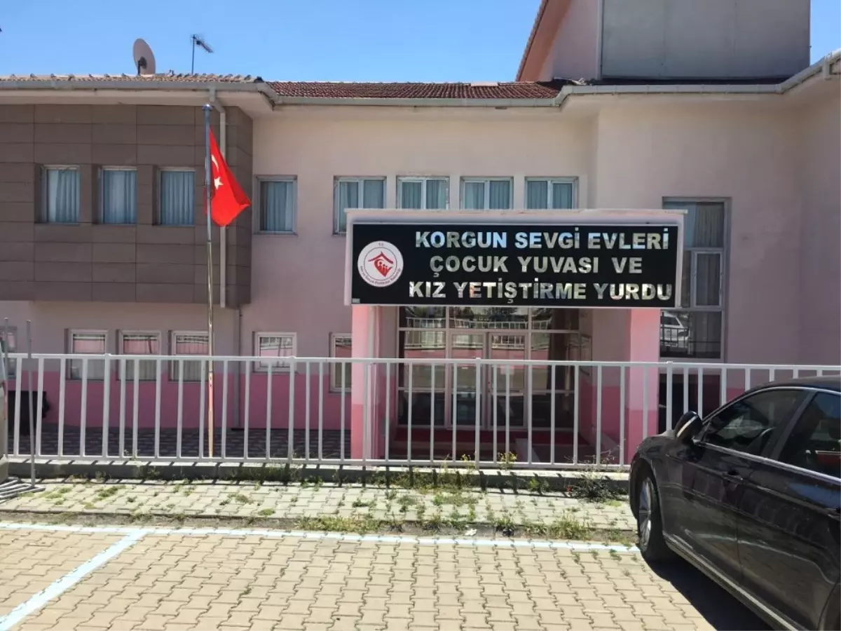 Tügva\'dan Yetimlere Bayram Hediyesi