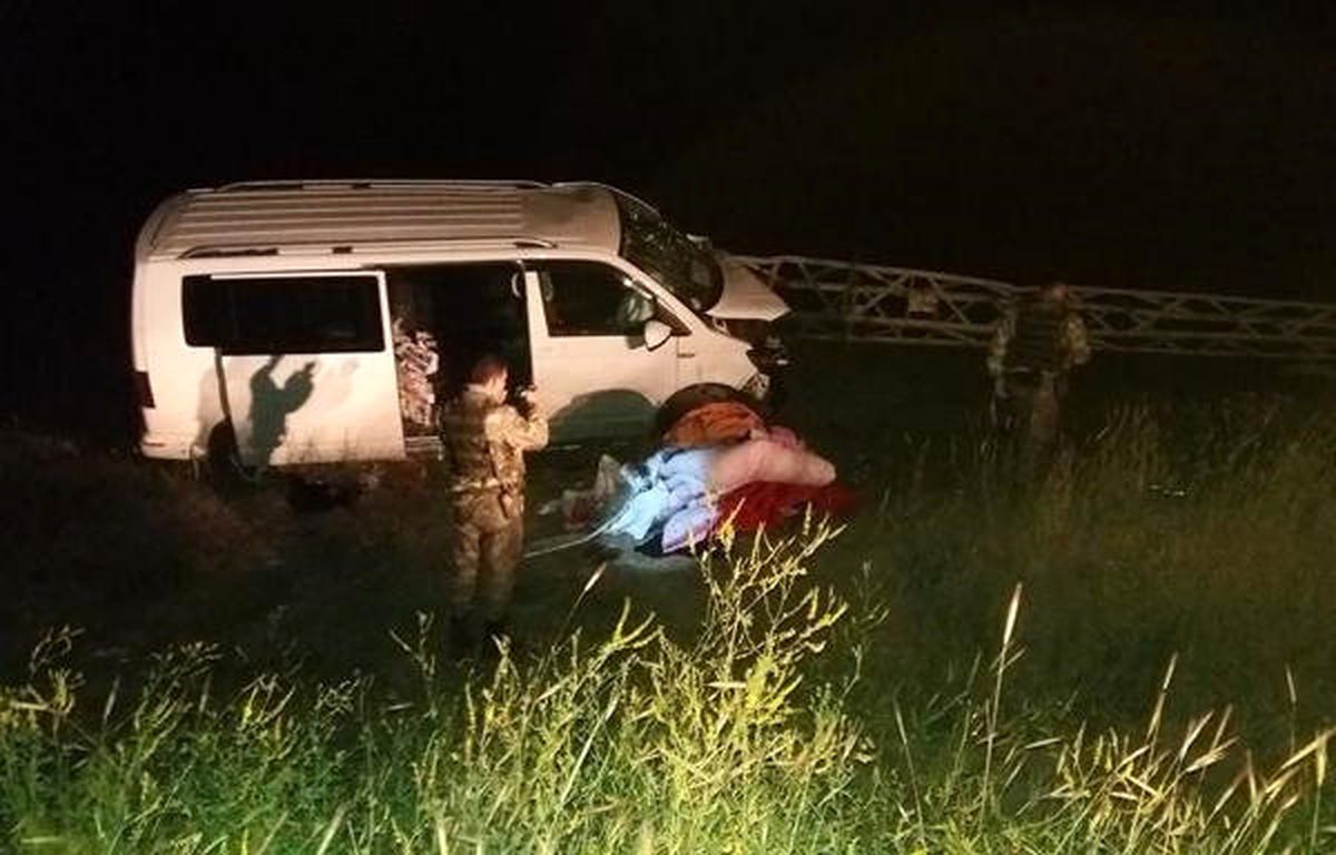 Adilcevaz\'da Minibüs Elektrik Direğine Çarptı: 7 Yaralı