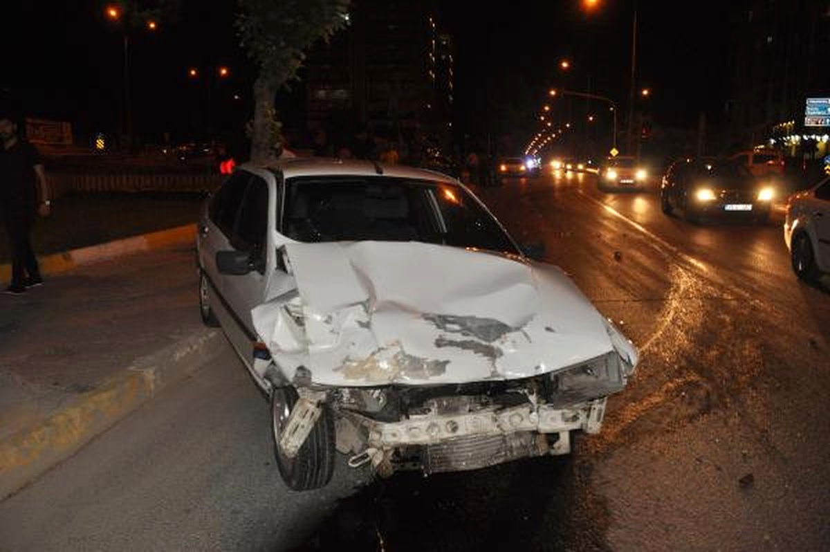 Adıyaman\'da İki Otomobil Çarpıştı: 3 Yaralı