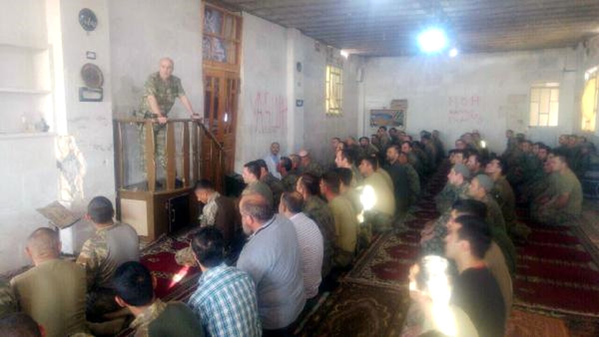 Aksakallı, El Bab\'da Askerlerle Bayram Namazı Kıldı