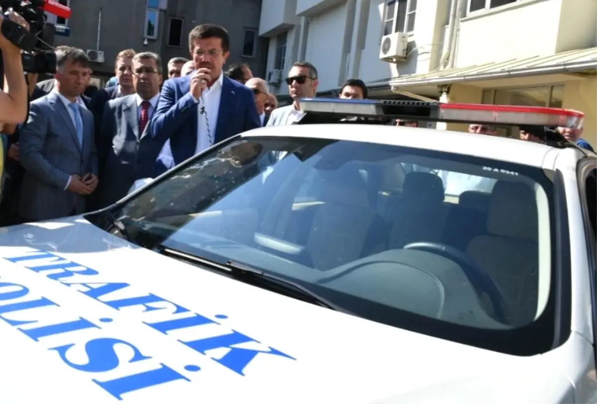 Bakan Zeybekci Telsizden Anonsla Polislerin Bayramını Kutladı