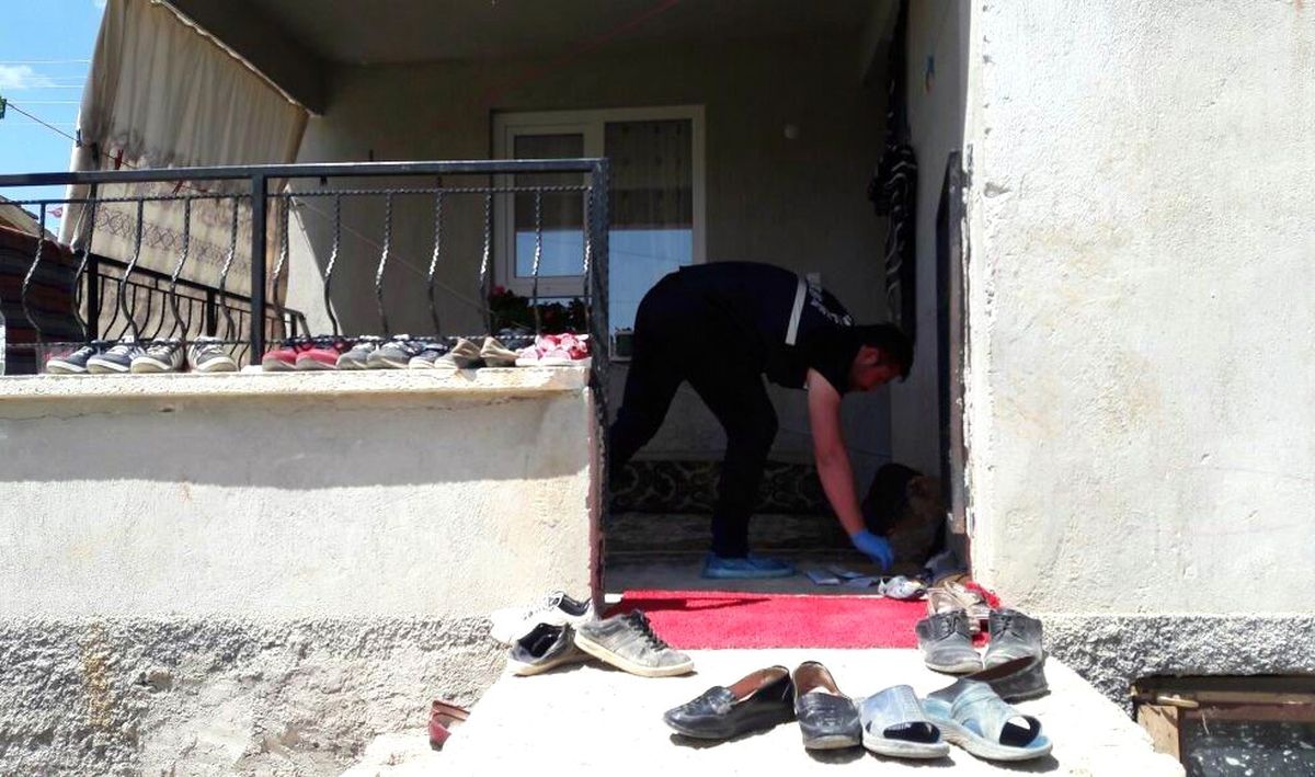 Balkonda Oturan Kadın, Duvarda Asılı Tüfek Düşünce Boynundan Vuruldu