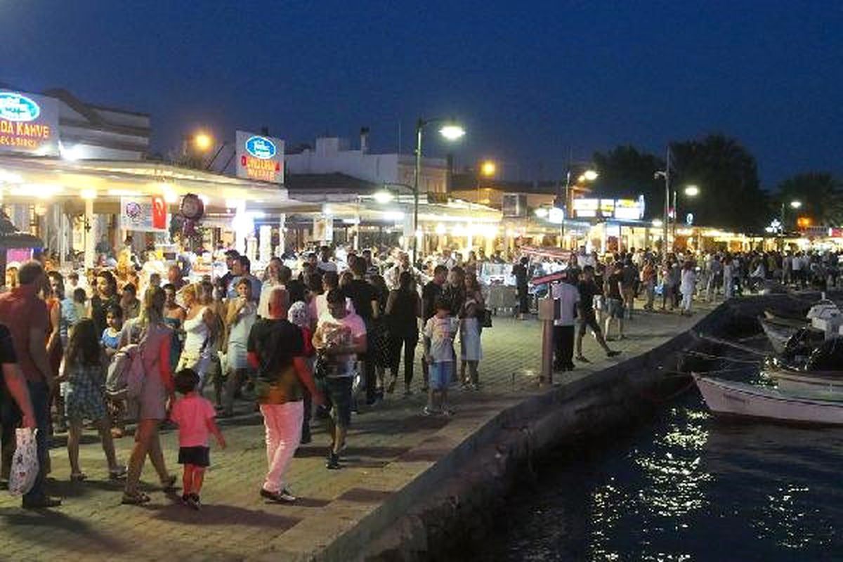 Bayramda Cunda Adası\'na Tatilci Akını