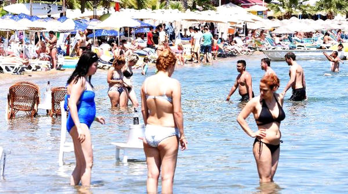 Bodrum\'da Plajlarda Karada Denizde Yer Kalmadı