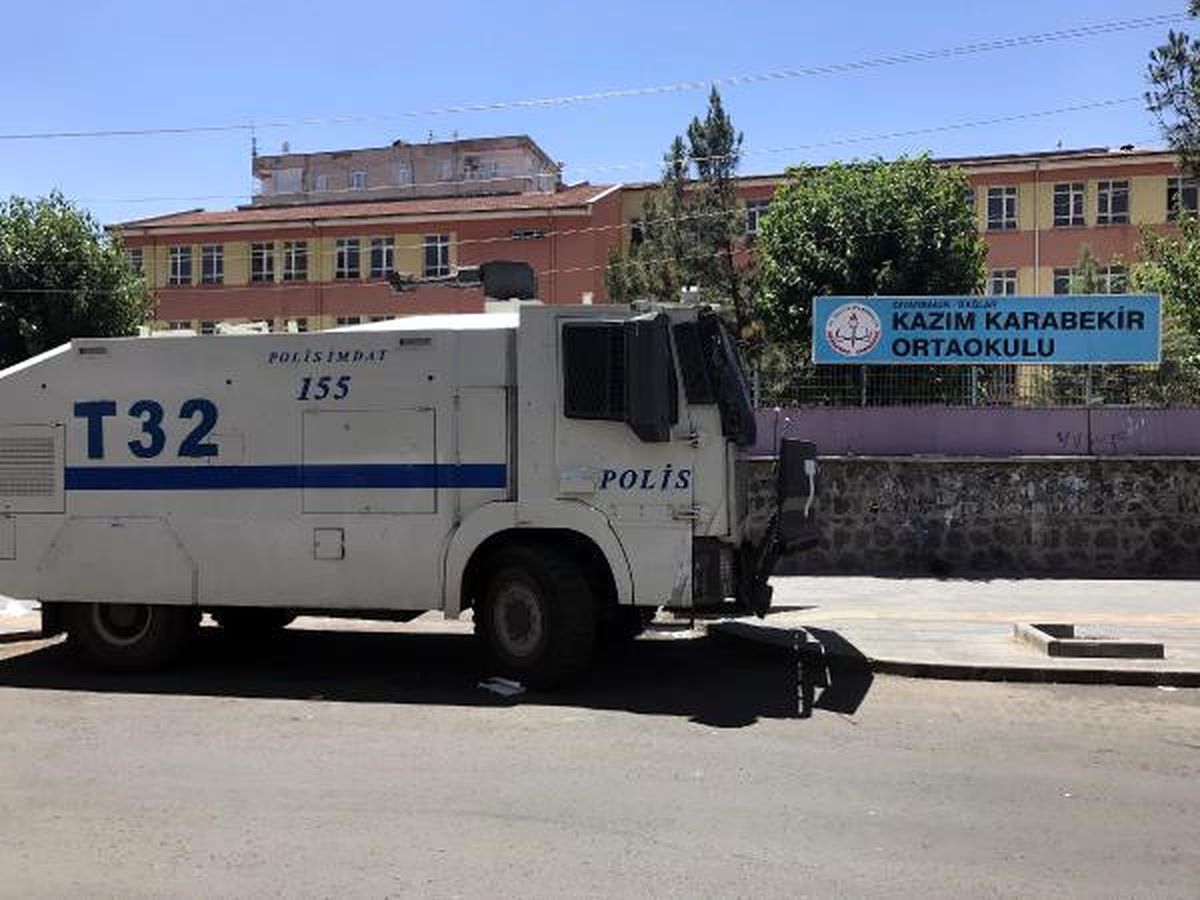 Diyarbakır\'da Polis, Halkı Sokağa Döken Tacizciyi Arıyor (2)