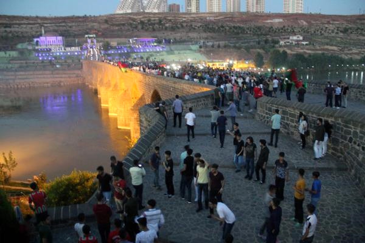 Diyarbakırspor\'un 49\'uncu Yılı Tarihi On Gözlü Köprü\'de Meşalelerle Kutlandı
