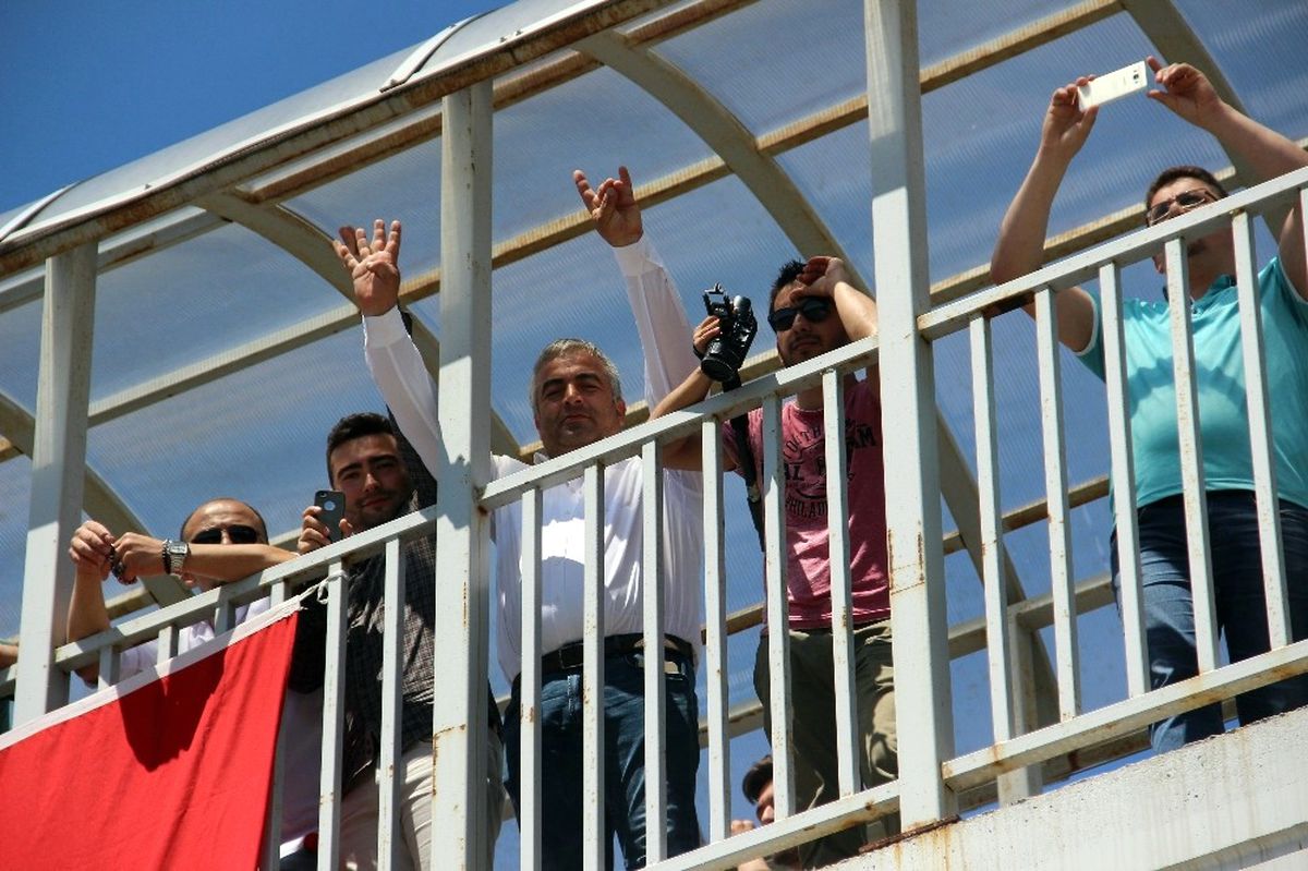 Kılıçdaroğlu\'na Rabia İşaretli Tepkili Karşılama